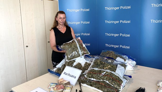 Kriminalpolizistin Madleen Bohlig präsentiert die Funde aus der Weimarer Garage (Foto: oas) Kriminalpolizistin Madleen Bohlig präsentiert die Funde aus der Weimarer Garage (Foto: oas)