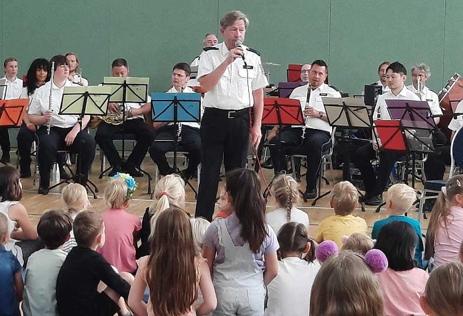 Th&uuml;ringer Polizeiorchester zu Gast in der Grundschule "Albert Kuntz" Nordhausen-Salza (Foto: GS Albert Kuntz)