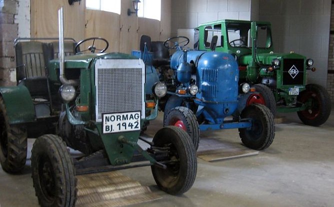 Traktoren und Schlepper im Heringer Schloss (Foto: U. Hoffmann) Traktoren und Schlepper im Heringer Schloss (Foto: U. Hoffmann)