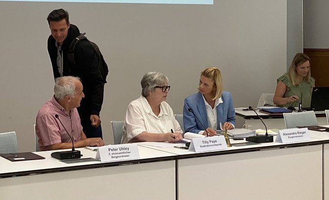 Kurz vor der Sitzung ist noch kein Oberb&uuml;rgermeister zu sehen (Foto: oas)