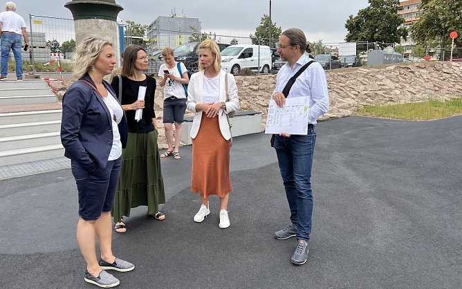 Beim k&uuml;nftigen Spiel und Freizeitplatz Nordpark berichteten B&uuml;rgermeisterin Alexandra Rieger (2.v.r.) und sowie Petra Diemer und Sven Gerwien Ministerin Susanna Karawanskij (links) vom Einsatz wiederverwendeter Materialien. (Foto: Stadtverwaltung Nordhausen)