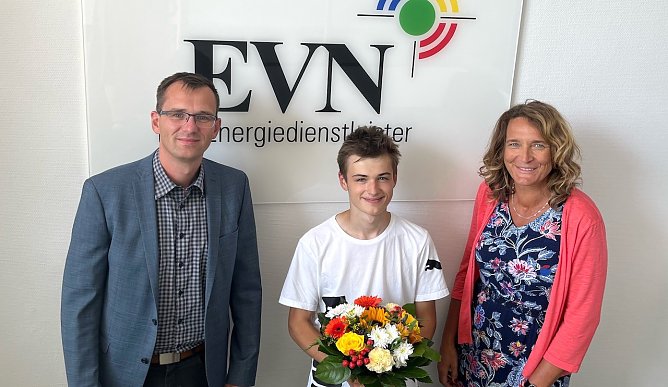 Jens Germer und Jana Z&ouml;ller begr&uuml;&szlig;en Henry Klesel (Bildmitte) als neuen Auszubildenden der EVN. (Foto: EVN)