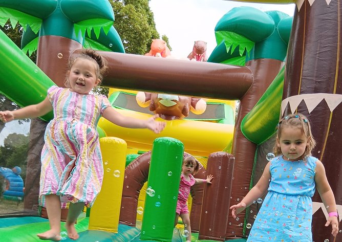 Der gro&szlig;e H&uuml;pfburgen-Spa&szlig;-Park "TOBOLINO" gastiert erstmals in Nordhausen (Foto: TOBOLINO)