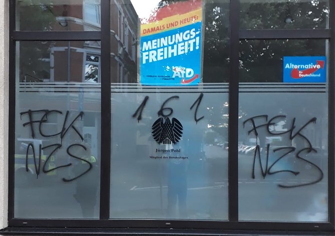 Beschmierte Schaufensterscheibe des Nordh&auml;user AfD-B&uuml;ros (Foto: AfD)