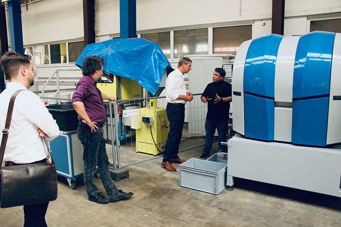 Andreas Glimm erl&auml;uterte diverse Ger&auml;tschaften die von den Forschern zur Materialtrennung genutzt werden (Foto: agl)