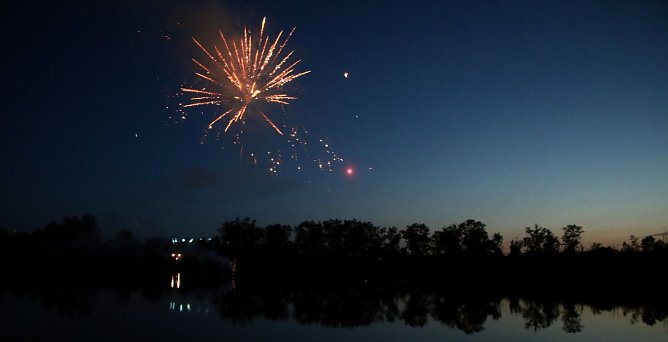 Das Lichterfest wurde gestern am Kiesschacht mit reichlich Feuerwerk gefeiert (Foto: agl) Das Lichterfest wurde gestern am Kiesschacht mit reichlich Feuerwerk gefeiert (Foto: agl)
