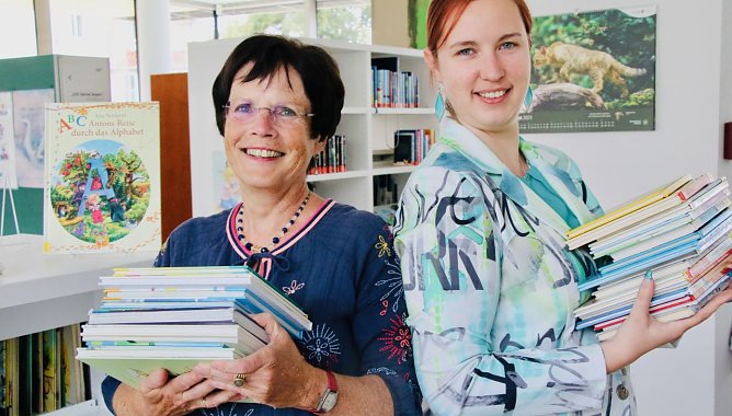 Zwei Generationen f&uuml;r die Stadtbibliothek: Hildegard Seidel bleibt dem Haus &uuml;ber den F&ouml;rderverein Nicolai in foro erhalten, die Leitung hat inzwischen aber Marie-Kathrin Haase &uuml;bernommen  (Foto: agl)