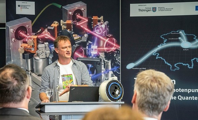 Prof. Dr. Thomas H&uuml;hn am Fraunhofer-Zentrum in Erfurt (Foto: HSN)