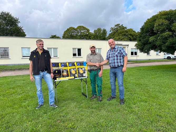 Gut gesch&auml;tzt: Pierre Fromm (Mitte) gewinnt das Quiz um die Ertragszahlen (Foto: S&uuml;dharzer Landhandel)