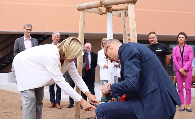 Kirschbaum vorm Theater gepflanzt (Foto: &copy;Stadtverwaltung Nordhausen)
