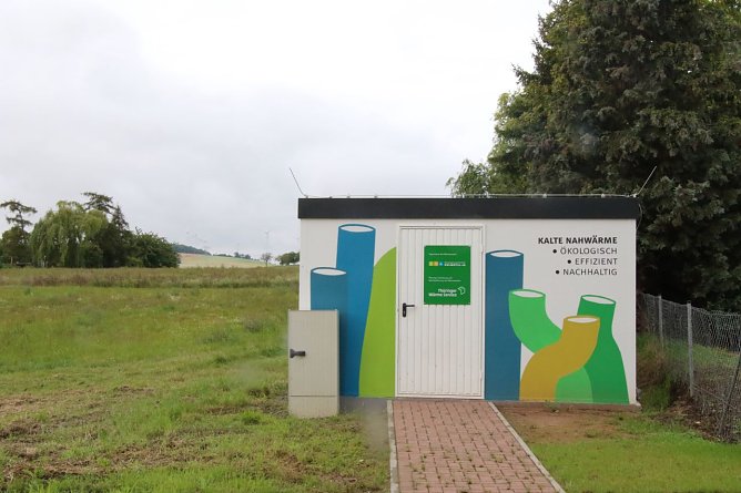 Von dem Kollektorfeld ist au&szlig;er einem Pumph&auml;uschen nicht viel zu sehen (Foto: agl)