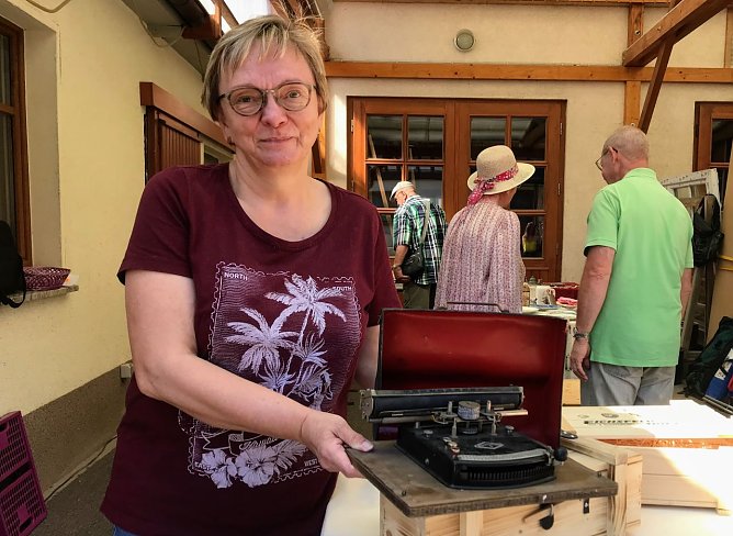 Gabriele Neumeyer hat den Flohmarkt wieder mit organisiert (Foto: Susanne Schedwill) Gabriele Neumeyer hat den Flohmarkt wieder mit organisiert (Foto: Susanne Schedwill)