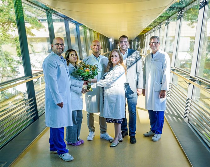 Dr. Schreiber (2.v.l.) und sein Team wurden von Prof. Groesdonk (li.), Florian Lendholt (2.v.r.) und Prof. Dr. Thomas M&uuml;ckley (re.) begr&uuml;&szlig;t. (Foto: Helios Kliniken Th&uuml;ringen)