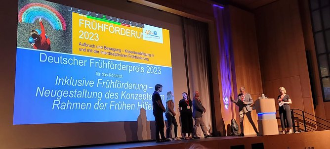 Prof. Dr. Armin Sohns (4. Person von links) und das Team des Kompetenzzentrums Fr&uuml;he Kindheit der Hochschule Nordhausen feiern den Gewinn des Deutschen Fr&uuml;hf&ouml;rderpreises 2023 f&uuml;r ihr innovatives Konzept 'Inklusive Fr&uuml;hf&ouml;rderung' (Foto: Denise Schulz)