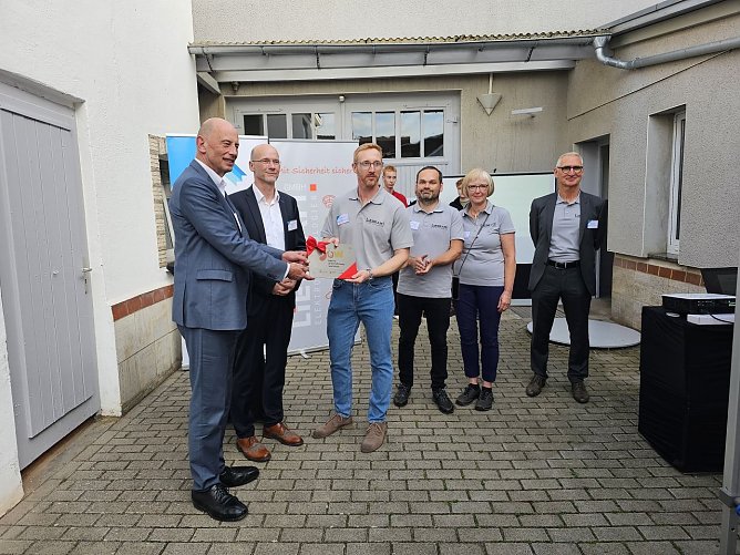 Ausgezeichnetes Engagement: Minister Tiefensee zeichnet die Jugend-Unternehmenswerkstatt der Firma LIEBRAM aus  (Foto: Liebram)