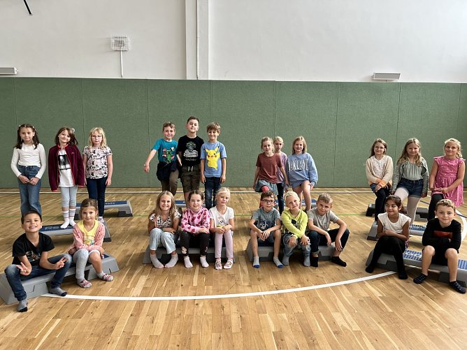 Grundsch&uuml;ler der Grundschule Albert Kuntz mit ihren neuen Sportger&auml;ten (Foto: Grundschule Albert Kuntz)