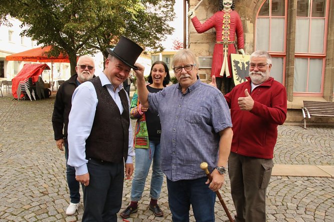 Der Zylinder steht Thomas Müller schon ganz gut (Foto: agl) Der Zylinder steht Thomas Müller schon ganz gut (Foto: agl)