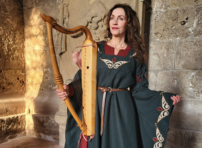 Lieder und Text der Hl. Hildegard von Bingen mit Sabine Lindner Gesang, Harfe, Portativ, Glockenspiel, Fl&ouml;ten und Kantele (Foto: Kloster Walkenried)