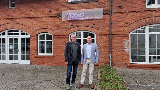 NUV-Vorstandsmitglied Uwe Lier begr&uuml;&szlig;t den Gesch&auml;ftsf&uuml;hrer der Diakonie Nordhausen/ Stiftung Maria im Elende GmbH, Herrn Michael G&ouml;rk, als neues Mitglied im Nordth&uuml;ringer Unternehmerverband (Foto: NUV)