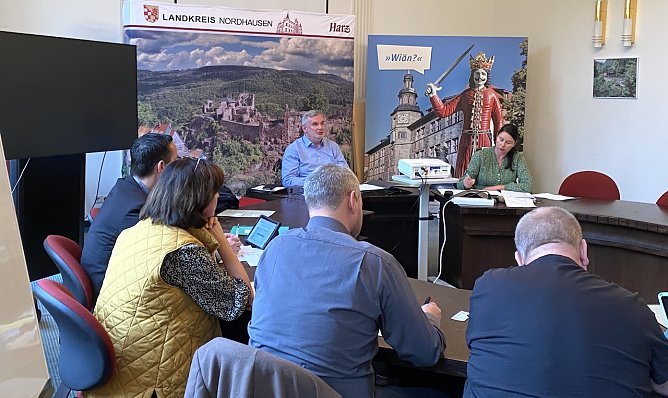 Nachdenkliche Kreistagsmitglieder heute unter der Leitung von Stefan N&uuml;&szlig;le (Foto: oas)