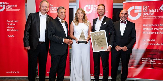 Carina Schmidt-Pf&ouml;rtner (Bildmitte) (Foto: Lisa Gregorzewsk/BVMW)