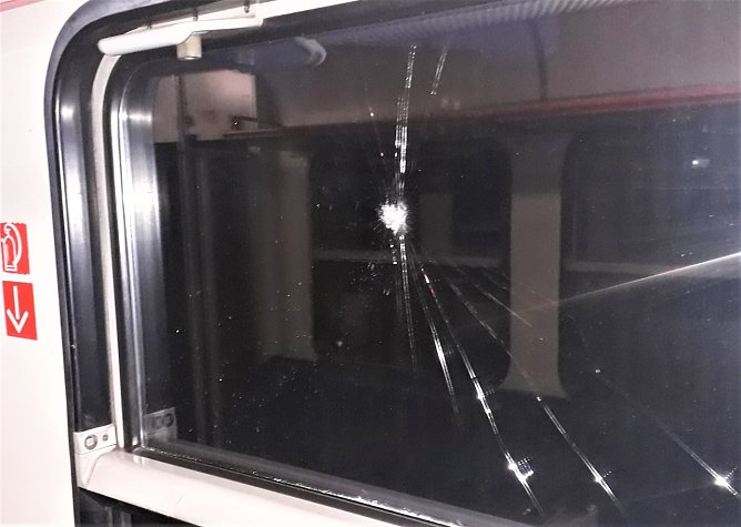 Besch&auml;digtes Fenster am HSB-Waggon (Foto: Landespolizeiinspektion)
