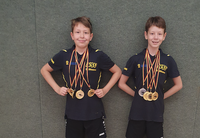 Denis und Daniel Bilozerov mit ihrer Medaillensammlung  (Foto: NSV)