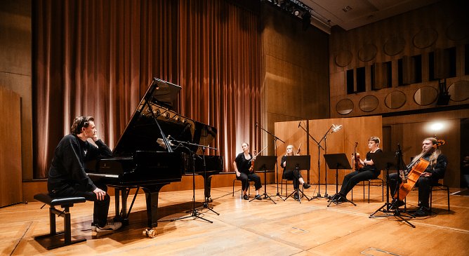 Alexander John mit seinen Musikern während der Probenarbeiten im Gewandhaus (Foto: A.John) Alexander John mit seinen Musikern während der Probenarbeiten im Gewandhaus (Foto: A.John)