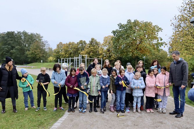 Mit einer Pflanzaktion wurde die neue Spiel- und Freizeitanlage eröffnet (Foto: Stadt Nordhausen) Mit einer Pflanzaktion wurde die neue Spiel- und Freizeitanlage eröffnet (Foto: Stadt Nordhausen)