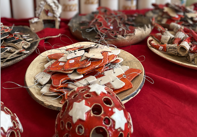 Handgefertigter Schmuck f&uuml;r die Advents- und Weihnachtszeit aus der Lebenshilfe (Foto: Nordth&uuml;ringer Werkst&auml;tten)