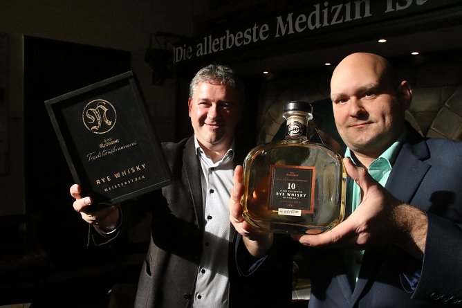 v.l.: die Herren der F&auml;sser und feinen Tropfen: Thomas und Ren&eacute; M&uuml;ller  (Foto: agl)