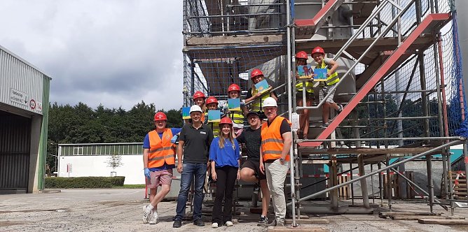 Fr&ouml;hliche Projektteilnehmer vor den einger&uuml;steten Silos mit ihren Entw&uuml;rfen (Foto: KJR)