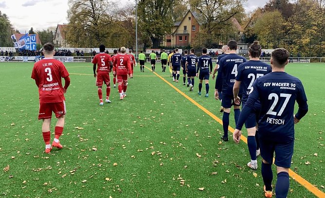 Einmarsch der Kontrahenten im Stadion Gesundbrunnen (Foto: FSV Wacker)