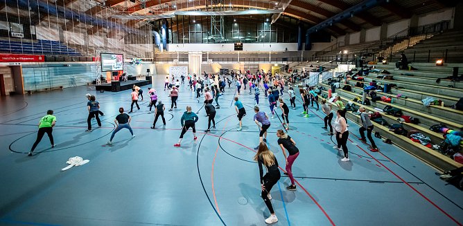 Gut 150n Frauen kamen zum ihrem Sporttag in die Wiedigsburghalle (Foto: C.Keil)