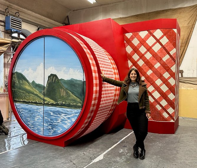 hefdramaturgin Juliane Hirschmann hat mit der B&uuml;hnenbildnerin Birte Wallbaum &uuml;ber die Entstehung des B&uuml;hnenbildes und die Produktion gesprochen. (Foto: Theater Nordhausen)