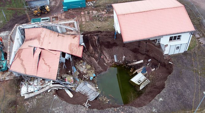 Der Erdfall am Salzagraben im M&auml;rz 2023 (Foto: Andreas Liesegang)