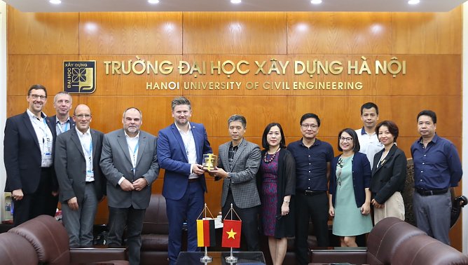 Prof. Dr. Lutz G&ouml;cke zu Besuch an der Hanoi University of Civil Engineering (HUCE) (Foto: Staatskanzlei Th&uuml;ringen)