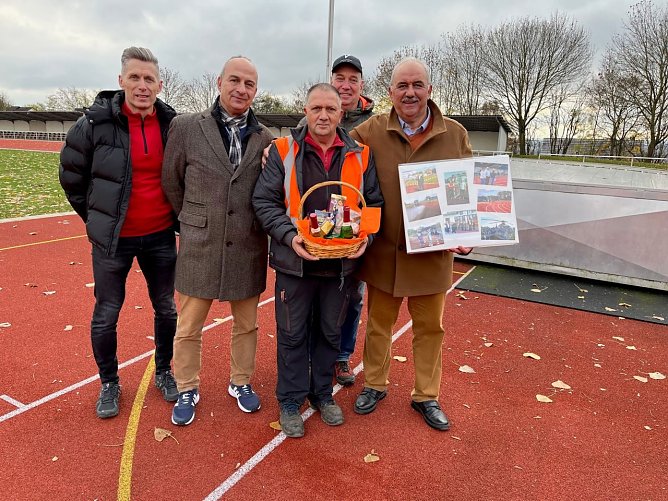 v. l.: Marco Bachmann (HSG Nordhausen), Gunnar Haase (LV Altstadt 98), Harald Liesegang, Jons Anhalt ( KFA Pr&auml;sident), Werner H&uuml;tcher (KFA -Ehrenpr&auml;sident) (Foto: Marco Bachmann)