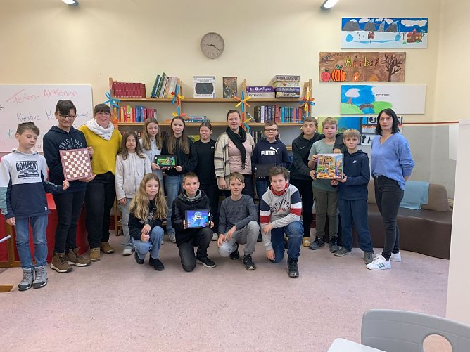 Die Klasse 6.3 mit der Klassenlehrerin Sarah Schollmeyer (Mitte) und den beiden Schulsozialarbeiterinnen des Gymnasiums  vier Sch&uuml;ler fehlend: Esma Keiner, Melanie Hergt, Oscar Patzelt und Charlotte Montanus (Foto: Herder-Gymnasium)