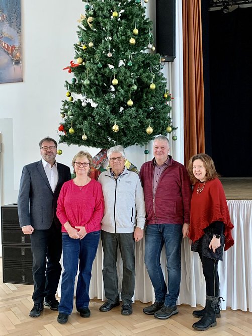 Karin und Peter Hellmuth (2. u. 3. von links) freuen sich &uuml;ber das Erreichte im Kulturhaus (Foto: F&ouml;rderverein Kulturhaus Bleicherode)