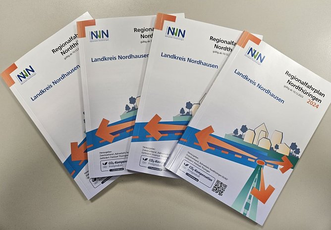 Neue Fahrplanhefte für 2024 (Foto: Verkehrsbetriebe Nordhausen) Neue Fahrplanhefte für 2024 (Foto: Verkehrsbetriebe Nordhausen)