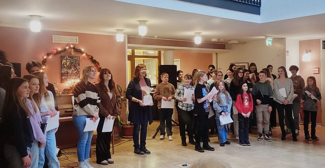 Weihnachtssingen des Herder-Chors (Foto: H.Roeder)