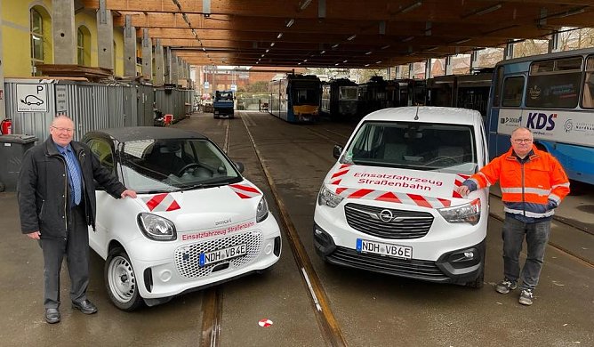 Gesch&auml;ftsf&uuml;hrer Thorsten Schwarz (links) und Ralf Stade, Meister Stra&szlig;enbahninstandhaltung (rechts) freuen sich auf die Nutzung der neuen Elektroautos (Foto: Marco Bachmann)