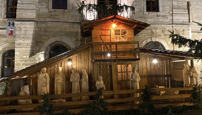 Weihnachtskrippe vor dem Rathaus in bad Langensalza (Foto: oas)