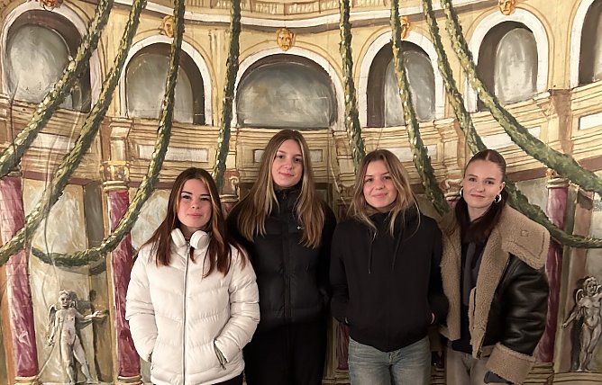 Alina Schreiber, Ida Kaufmann, Selma Gerecke und Michelle Peters auf der historischen B&uuml;hne (Foto: Sarah Schollmeyer)