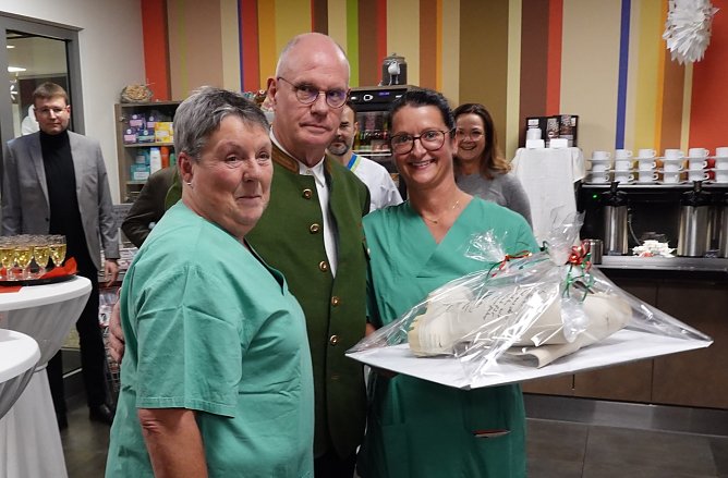 Herzlich verabschiedet wurde Dr. Matthias Beintker unter anderem vom "Team Op" Kornalia Enders und Sylvia Becker. (Foto: nnz)