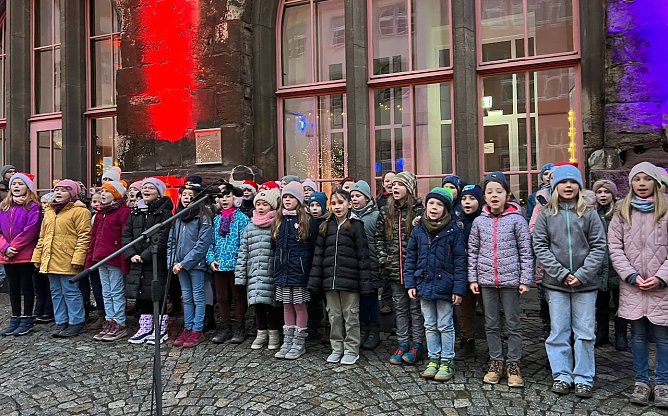 Sch&uuml;ler der KKS vor dem Rathaus (Foto: F.Bauer)