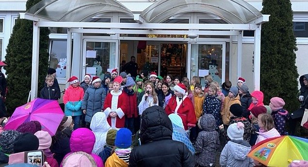 Grundschulkinder in Niedersachswefen auf dem Weihnachtsmarkt (Foto: Kerstin Schiller-Benkstein) Grundschulkinder in Niedersachswefen auf dem Weihnachtsmarkt (Foto: Kerstin Schiller-Benkstein)
