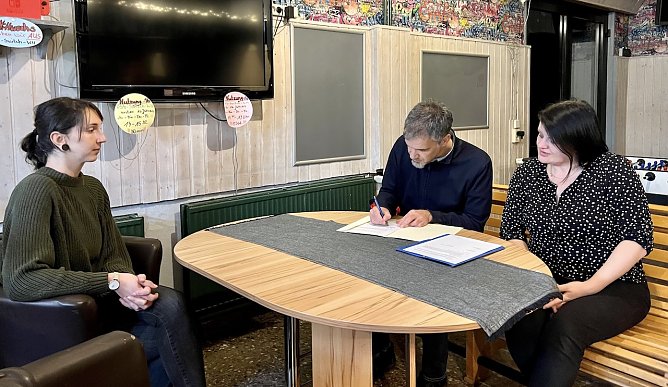 Fördermittelbescheid für das Jugendcafé in Nordhausen-Ost (Foto: Stadtverwaltung Nordhausen ) Fördermittelbescheid für das Jugendcafé in Nordhausen-Ost (Foto: Stadtverwaltung Nordhausen )