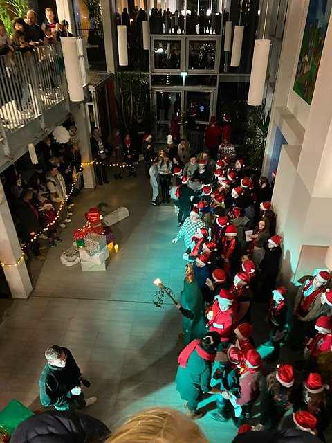 Im Atrium kamen die Weihnachtsmänner und -frauen zusammen (Foto: B. Gaßmann) Im Atrium kamen die Weihnachtsmänner und -frauen zusammen (Foto: B. Gaßmann)